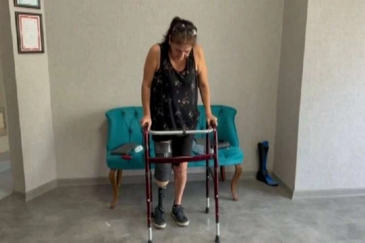 4 ay sonra ilk adımını attı, gözyaşlarını tutamadı haberinin görseli