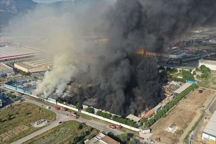 Manisa'da fabrikada çıkan yangın 16 saattir sürüyor haberinin görseli