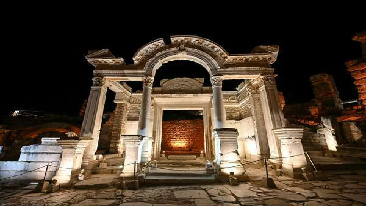 Işıklandırılan Efes Antik Kenti büyülüyor - 1900