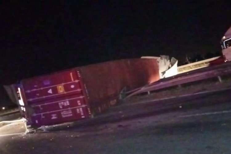 Aydın'da trafik kazası... Tır ve otomobil çarpıştı haberinin görseli