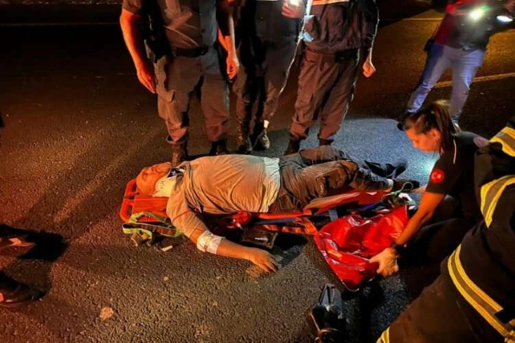 Kamyonete sıkışan sürücünün yardımına itfaiye koştu haberinin görseli