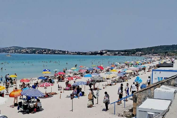 Çeşme'de bayram yoğunluğu! 1 milyon kişi bekleniyor haberinin görseli