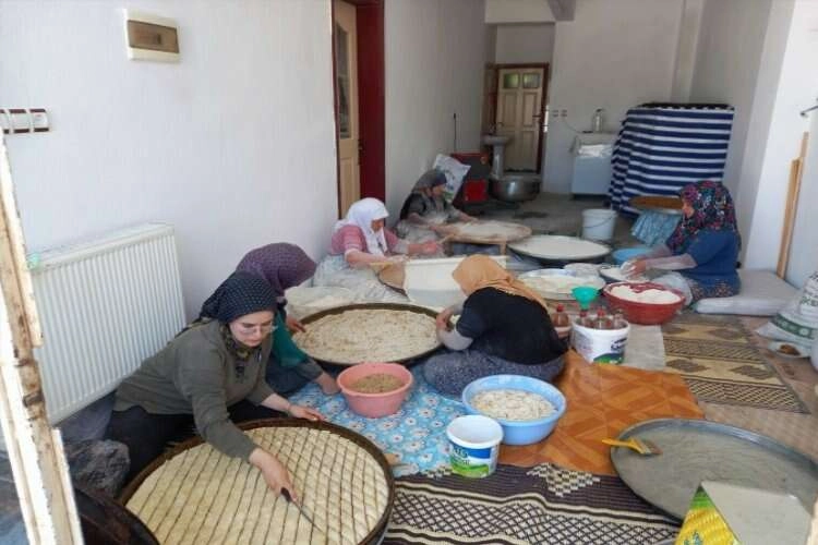 Baklava ustası kadınlar bayram öncesi yoğunluk yaşıyor haberinin görseli