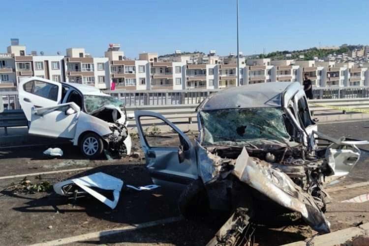 Şanlıurfa'da hafif ticari araç ile otomobil çarpıştı haberinin görseli