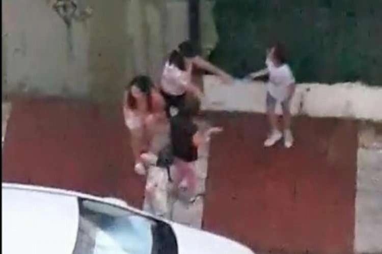 Sulama fıskiyesi ile eğlendiler! haberinin görseli