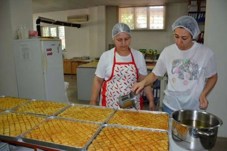 Manisa'da bayram öncesi baklava mesaisi haberinin görseli
