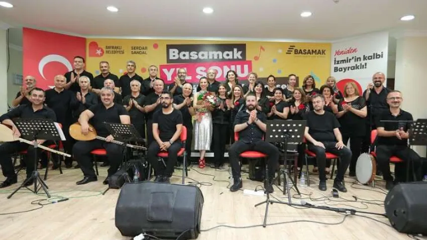 Bayraklı Sanat ve Müzik Akademisi (BASAMAK), çatısı altında kültür ve sanat kurslarını sürdüren Bayraklı Belediyesinin kursiyerleri, yıl sonu gösterileriyle beğeni topladı. Her yıl binlerce kişinin ücretsiz faydalandığı etkinlikler çerçevesinde bu yıl 18 branşta kurs düzenlendi. Kursiyerler, yıl boyunca çalıştıklarını yıl sonu etkinliklerinde sahneye taşıdı. Etkinliklerde Bayraklı Belediyesi Çocuk Korosu konseri, gitar-keman-piyano konseri, doğaçlama tiyatrosu, ‘Hayattan Portreler Resim Sergisi’, Türkülerle Yaza Merhaba Konseri ve Halk Oyunları Şöleni gerçekleştirildi. Etkinliklerin sonunda kursiyerler ayakta alkışlandı.