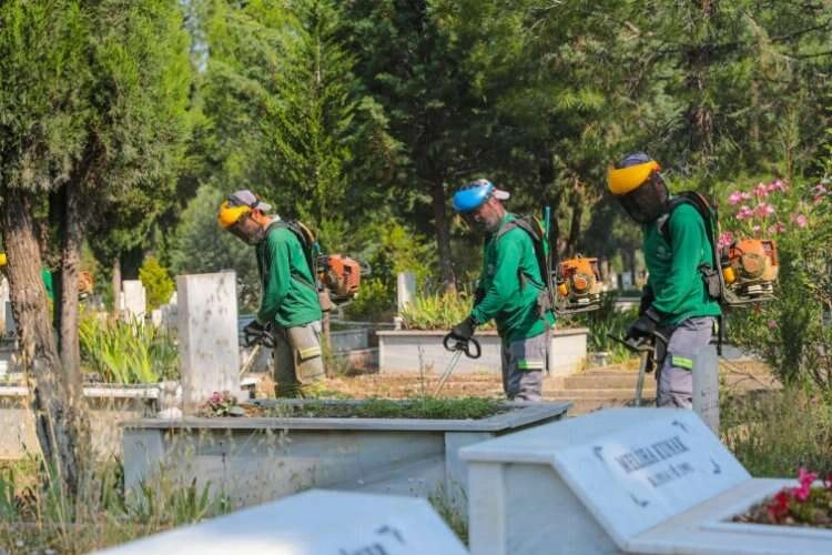 Denizli'de mezarlıklarda bayram mesaisi haberinin görseli