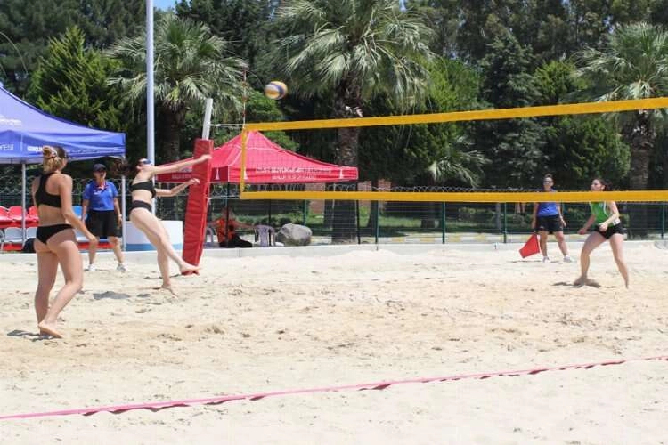 İnciraltı Spor Tesisleri'nde voleybol rüzgarı esti haberinin görseli
