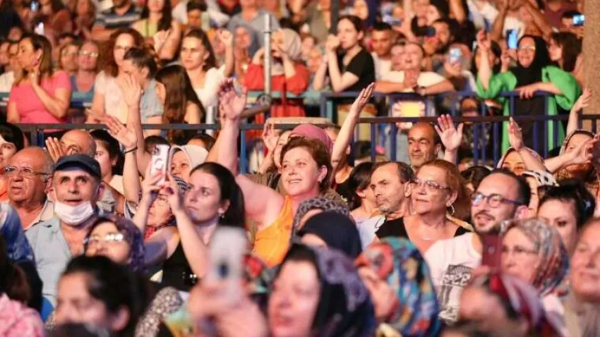 Muazzez Ersoy konserinin sonunda sahneye çıkan Bergama Belediye Başkanı Hakan Koştu, 
