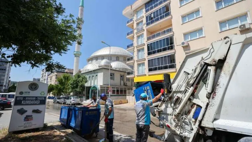 Kurban Bayramı için geri sayım başlarken, Buca Belediyesi ilçedeki temizlik çalışmalarını hızlandırdı. Cadde ve sokakları özel araçlarla yıkayan belediye, kentin farklı noktalarında bulunan 5 binin üzerindeki çöp konteynerini de dezenfekte ediyor.