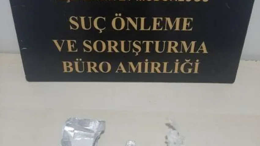 İzmir'in Konak ilçesinde polis ekipleri tarafından yürütülen çalışmalarda, satışa hazır hale getirilmiş uyuşturucu maddelerle yakalanan 2 şüpheli kıskıvrak yakalandı.