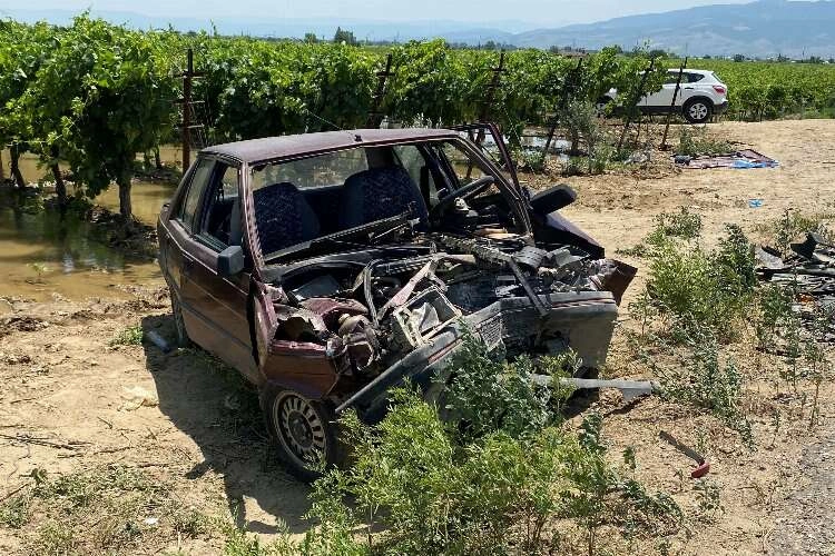 Manisa'da iki otomobil kafa kafaya çarpıştı: 3 yaralı