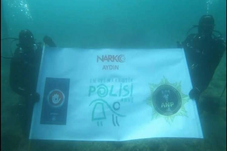 Aydın'da deniz altından mesaj verdiler haberinin görseli