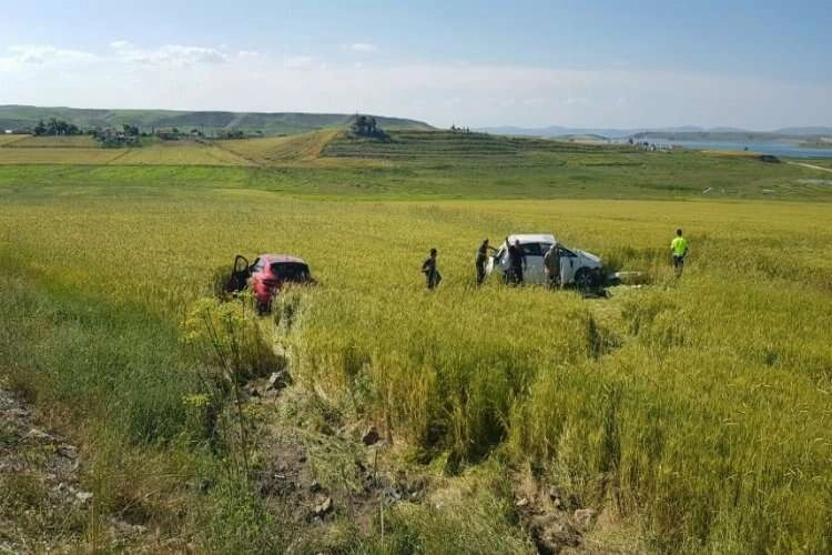 Çorum'da kaza: Otomobiller tarlaya uçtu haberinin görseli