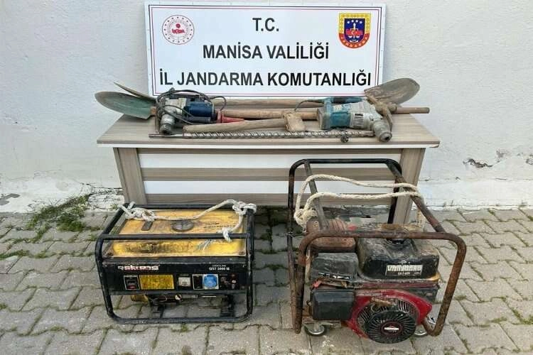 Kaçak kazı ihbarına giden ekip patlayıcı ele geçirdi haberinin görseli