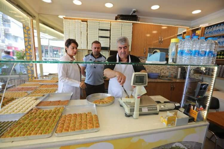 Bayraklı Zabıtası'ndan gıda denetimi