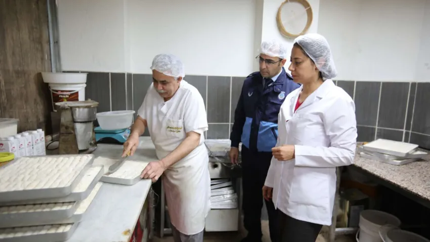 Bayraklı Zabıtası denetim yapıyor