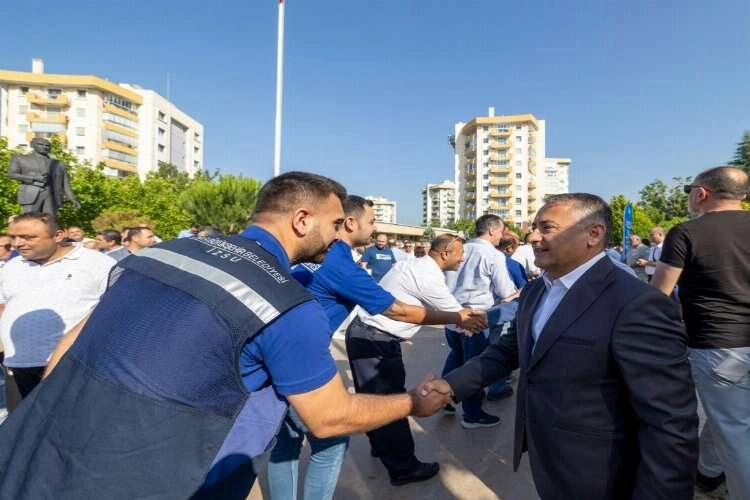 İZSU Genel Müdürü Köseoğlu, personellerle bayramlaştı haberinin görseli