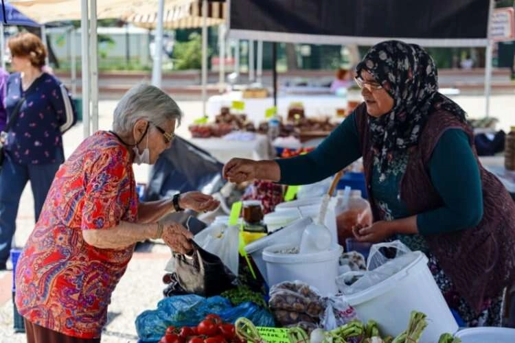 Karşıyaka’da üreticiler ve tüketiciler buluştu haberinin görseli