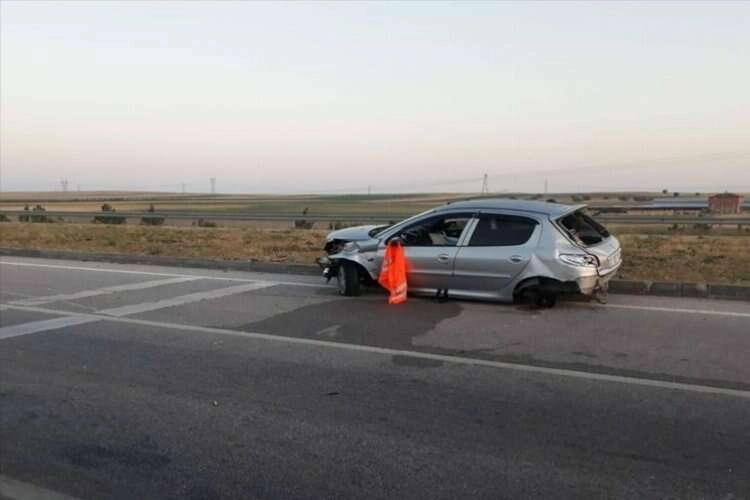Afyonkarahisar'da kaza... Otomobil bariyerlere çarptı haberinin görseli