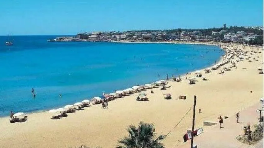 Tatli boyunca yüzmenin yanı sıra eğlenceye doymak isteyen turistlerin tercih etmesi gereken yer kesinlikle Altınkum Plajı oluyor. Çeşme’de son dönemlerde tatilcilerin akın akın uğradığı yerlerden biri olan Altınkum Plajı, denizin dibirini görebilecceğiniz berraklıkta ve yaz sıcağında soğuk suyuyla sizi serinletiyor. Adını altın renginde olan kumundan alan Altınkum Plajı konumu rüzgara karşı ters yönde olmasından ötürü deyim yerindeyse çarşaf gibi dümdüz ve dalgasız olmaktadır. Altınkum Plajı’nda halka açık alanı vardır ve ücretsizdir. Beach Club konsepti veren mekanlar dışında küçük işletmeler de yer almaktadır. 