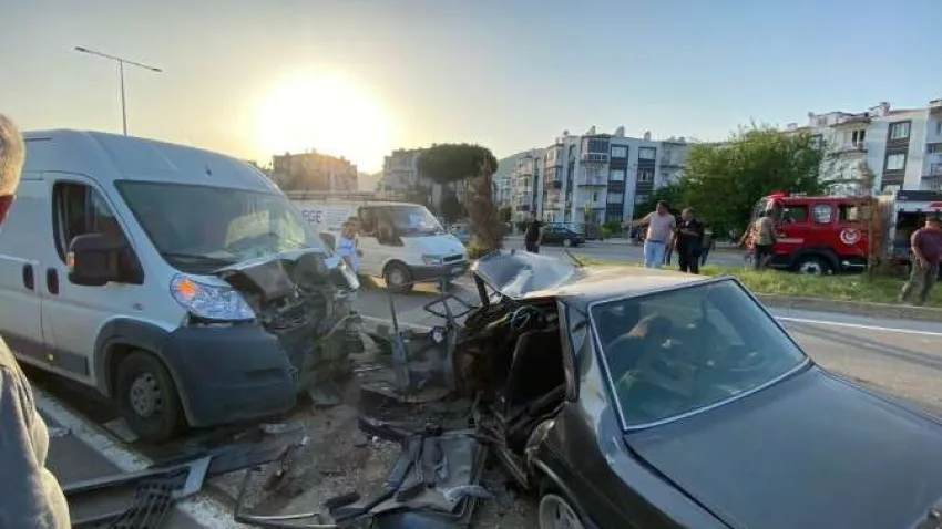 İzmir'in Bayındır ilçesinde otomobil ile ticari aracın karıştığı kazada yaralanan ve hastaneye kaldırılan 19 yaşındaki genç, yapılan tüm müdahalelere rağmen kurtarılamayarak hayatını kaybetti.