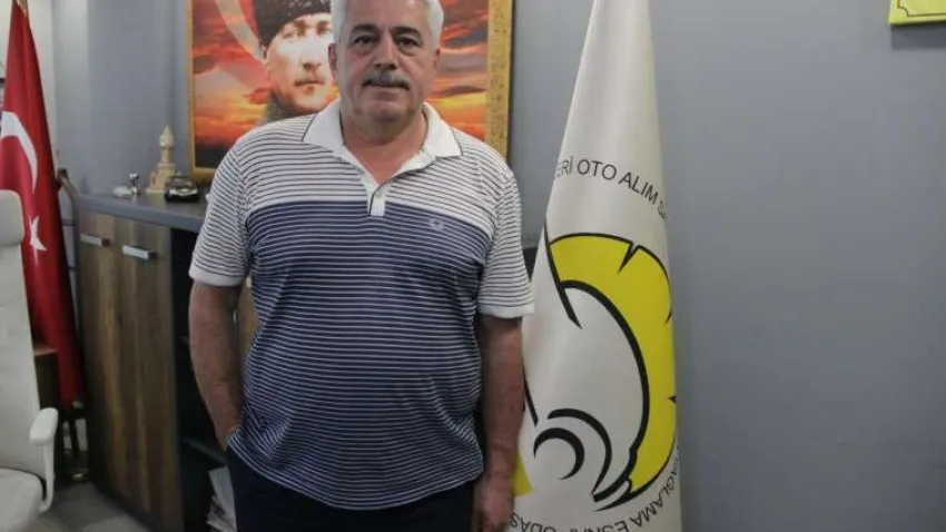 İzmir Oto Galericileri Esnaf Odası Başkanı Zafer Dursun, Kurban Bayramı öncesi kiralık araç taleplerini değerlendirdi. Sıfır ve ikinci el araç fiyatlarının artması nedeniyle vatandaşların kiralık araçlara yöneldiğini belirten Dursun, vatandaşların bir ay önceden rezervasyon yaptırdığını söyledi.