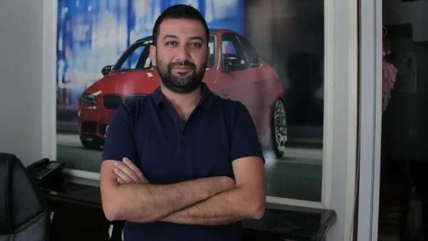 Hem yaz sezonu hem de bayram tatili olması nedeniyle kiralık araç sektöründe bir yoğunluk yaşandığını ifade eden araç kiralama firması sahibi Fırat Gümüş ise “Biz tüm araçlarımızı kiraya verdik. Sektörün genelinde de yüzde 90-95 doluluk oranı var. Şu an araç kiralama fiyatları günlük bin liradan başlıyor. Bizim sektörde bazı problemler var. Bunlardan biri de merdiven altı kiralama yapanlar. Biz araçlarımızı emniyet sistemine kaydettiriyoruz. Araçların kasko, sigorta, periyodik bakımlarını takip ediyoruz. Merdiven altı kiralama yapanlarda aracın kaskosu, bakımı olmayabiliyor. Bu şekilde araç kiralayanlar sorunlar yaşayabilir. İnternetten rezervasyon yaparken siteleri kopyalayıp dolandırıcılık yapıyorlar. Vatandaşlar dikkatli olsun” dedi. 