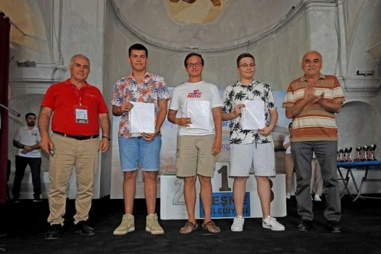 Satranç Turnuvası'nda yıldızı parlayan Çeşmeli sporcu haberinin görseli