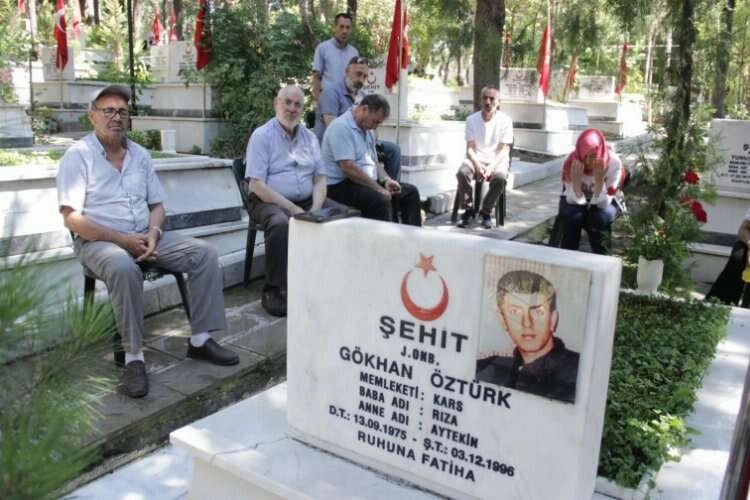 Şehitliklerde hüzünlü bayram karşılaması haberinin görseli