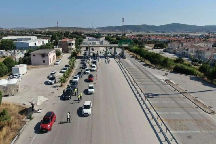 Çeşme trafiğinde tatilci yoğunluğu haberinin görseli