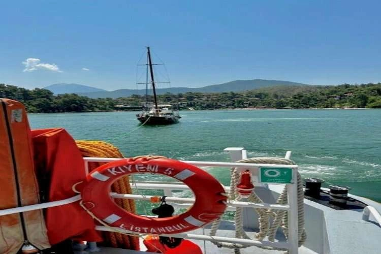 Muğla'da sürüklenen tekneye yardım gecikmedi haberinin görseli