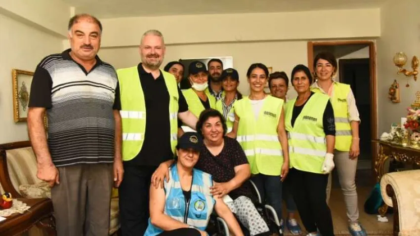 Menemen Belediye Başkanı Aydın Pehlivan, Kurban Bayramı’na bir gün kala sürpriz bir kutlama yaptı. Temizlik İşleri Müdürlüğü ekipleriyle birlikte tebdil-i kıyafet yapan Pehlivan, temizlik ve kişisel bakım hizmeti alan teyzenin evine girdi. Maske ve şapkasıyla tanınmaz hale gelen Pehlivan, bir yandan temizlik yaparken bir yandan da evinde bulunduğu yaşlı kadına belediyenin hizmetlerinden memnun olup olmadığını sordu