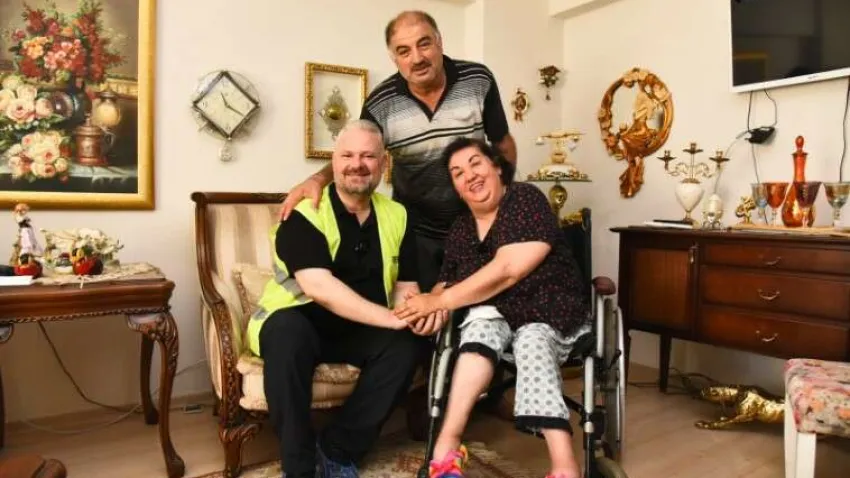 Belediye Başkanını bizzat görmek ve yaptıkları için teşekkür etmek istediğini dile getiren 68 yaşındaki Figen Soyaslan’a gerçekte kim olduğunu açıklayan Pehlivan’ı karşısında gören yaşlı kadın, sevinçten gözyaşlarını tutamadı. Duygusal anların yaşandığı buluşmada Soyaslan “Hayatımda ilk kez böyle güzel bir hizmetle ve böyle bir sürprizle karşılaşıyorum. Hislerimi anlatmaya sözcük bulamıyorum, olanlara inanamıyorum. Bu yaptığınız hizmetler harika. Siz ve ekibiniz muhteşem işler yapıyorsunuz. Benim için çok anlamlı ve çok güzel bir bayram oldu” dedi. Menemen Belediye Başkanı Aydın Pehlivan da “Figen Ablamız beni görmek istemiş, bizler de ona küçük bir sürpriz yaptık. Büyüklerimizi, sevdiklerimizi güzel sürprizlerle mutlu ettiğimiz nice bayramlar diliyorum” diye konuştu.