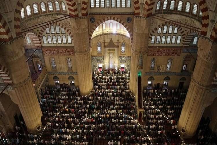 İzmir'de bayram namazı saat kaçta kılınacak? haberinin görseli