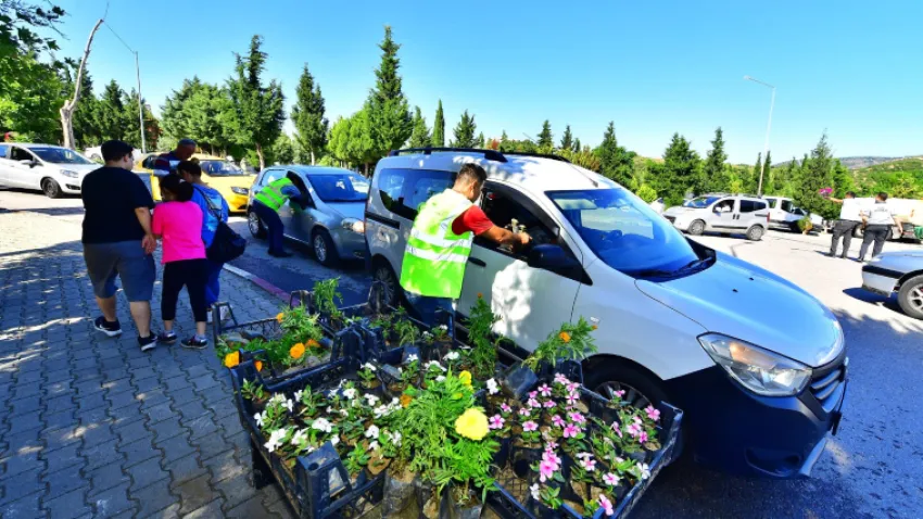 Kurban Bayramı öncesinde mezarlıkları ziyaret ederek kaybettikleri yakınlarını anan İzmirliler, İzmir Büyükşehir Belediyesi’nin ücretsiz çiçek sürprizi ile güne başladı. Bayraklı Doğançay Mezarlığı, Bornova Hacılarkırı Mezarlığı, Buca Kaynaklar Mezarlığı, Narlıdere Yukarı Mezarlığı ile Selçuk Merkez Mezarlığı’nda İzmir Büyükşehir Belediyesi ekipleri vatandaşlara ücretsiz çiçek dağıttı. Dağıtılan rengarenk çiçekleri yakınlarının mezarlarına diken vatandaşlar hizmetten memnun olduklarını söyledi.