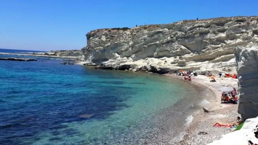 Çeşmenin en güzel plajları denince şüphesiz akla gelen ilk seçenek Delikli Koy oluyor. Diğer Çeşme Plajları göz önüne alındığında nispeten daha sakin bir plaj. Denizi biraz daha soğuk ama temizlik konusunda diğer plajlar kadar temiz.Bembeyaz kayaların önüne konumlanan masmavi denizi ve çakıl taşları ile sizi büyüsü altına alacağı kesin. Dalgaların beyaz kayaları zaman içerisinde aşındırması ile oluşan görüntüler sonucunda ismini almış bu sahil gündoğumu izlemeye gelenlerin de uğrak noktası. Koya giriş tamamen ücretsiz. Burada ihtiyaçlarınızı giderebileceğiniz bir tesis de bulunmuyor. Hazırlıklı gitmenizde fayda var.