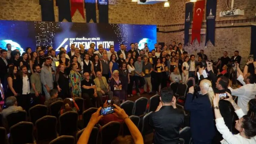 18. Direklerarası Ege Bölgesi Tiyatroları Seyirci Ödülleri Ayvalık’ta düzenlenen törenle sahiplerine verildi. Türk Tiyatrosunun en büyük ustaları arasında kabul edilen ve 8 Kasım 2019’da aramızdan ayrılan, Prof. Dr. Özdemir Nutku adına verilen “Ege Tiyatrolar Birliği 4. Özdemir Nutku Tiyatro Ödülleri” ise Tarihi Havagazı Fabrikası’nda düzenlenen törende tiyatroculara verildi.