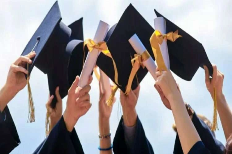 O üniversite mezunları daha çabuk iş buluyor haberinin görseli