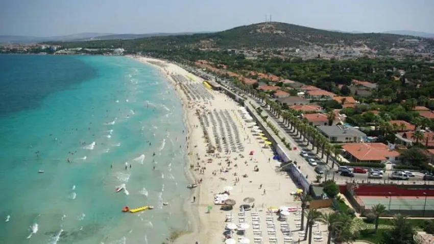 Termal suların beslediği Ilıca Plajı, ismini bu doğal kaynaklardan alıyor. Mavi bayraklı olan bu plaj aynı zamanda Çeşme'nin en uzun plajlarından biri olarak biliniyor. Ilıca plajının diğer plajlaradan ayıran özeelliği, masmavi bir denize sahip olmasının sebebi de denizin içinde sıcak su kaynaklarının olmasıdır. Eğer sığ denizde yüzmeyi seviyorsanız burayı çok seveceksiniz. Plajda ücretsiz WC ve duş imkanı var. Plajda seyyar olarak yiyecek satanlar var, ayrıca kafeterya mevcut. Çok kısa bir yürüyüş ile evler arasından pidecilere ulaşabilir. Ilıca merkezde ve Ilıca sahilde farklı yemek noktaları ve kumrucuları deneyebilirsiniz. Dost Pide, Kırçiçeği, Kumrucu Şevki bunlardan bazıları.