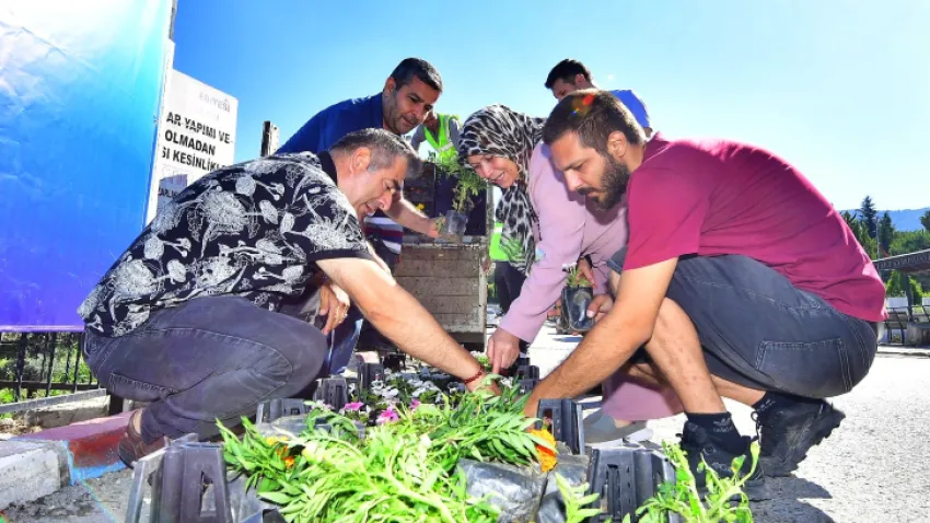 İzmir Büyükşehir Belediyesi, Kurban Bayramı öncesinde mezarlıklarda yakınlarını ziyaret edenlere, mezarlara dikmeleri için çiçek dağıttı. Büyükşehir Belediyesi’nin bu hizmetinden çok memnun olduklarını söyleyen İzmirliler bunun bir gelenek haline gelmesini istediklerini dile getirdi.