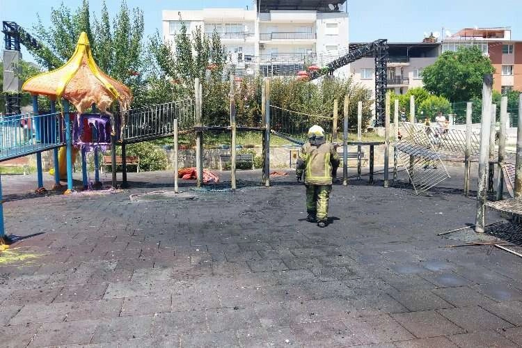 İzmir Buca'da çocuk parkında yangın haberinin görseli