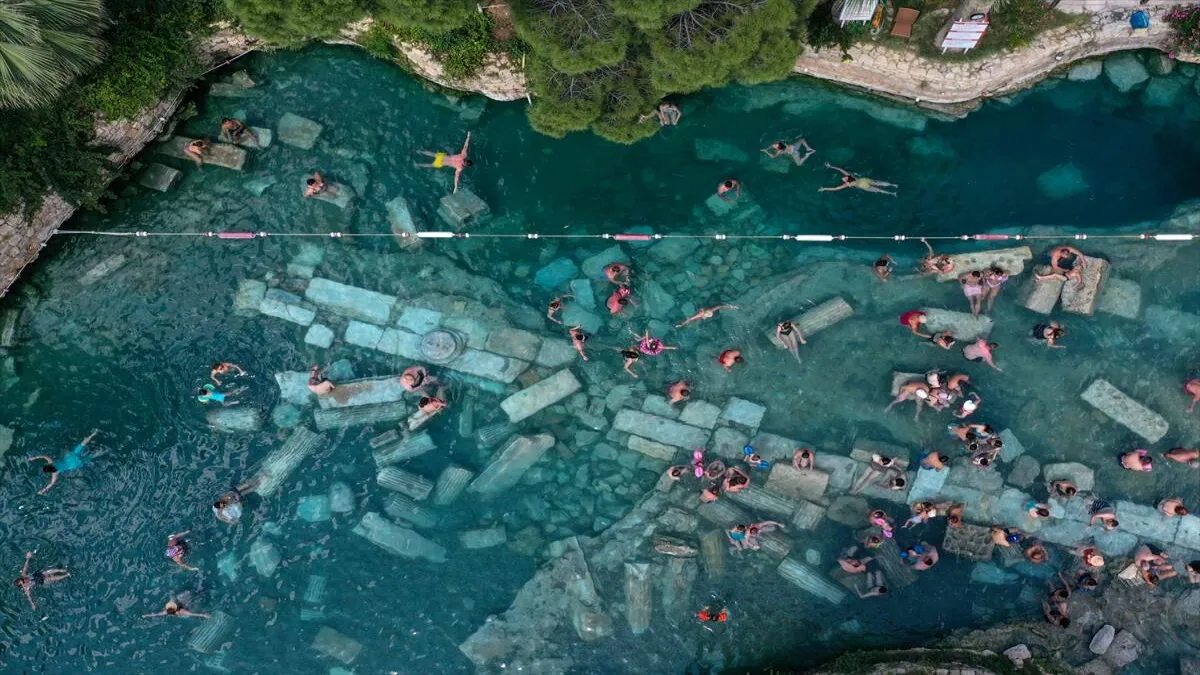 Pamukkale'deki antik termal havuzda bayram yoğunluğu - 938