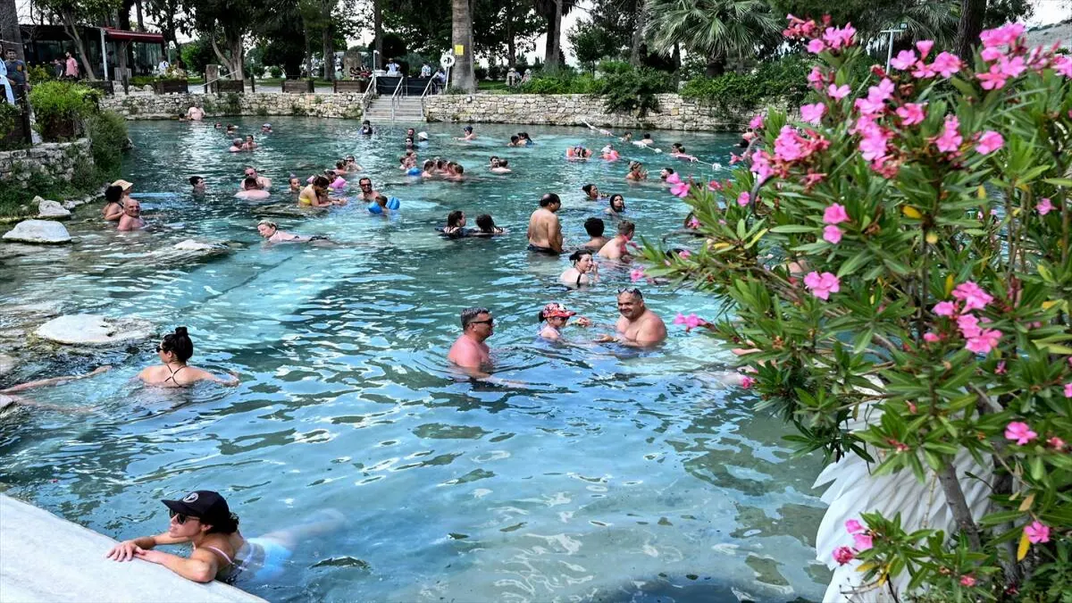 Pamukkale&#039;deki antik termal havuzda bayram yoğunluğu