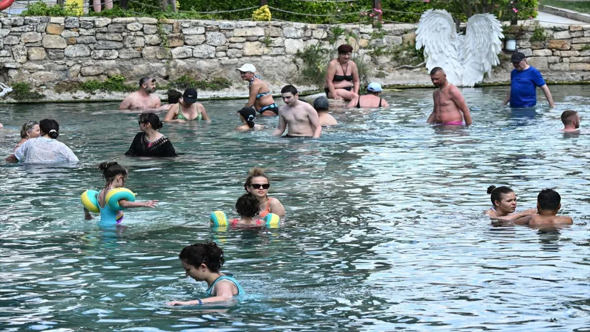 Pamukkale&#039;deki antik termal havuzda bayram yoğunluğu