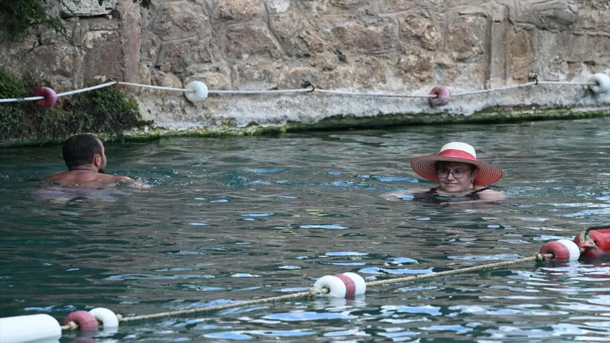 Pamukkale&#039;deki antik termal havuzda bayram yoğunluğu