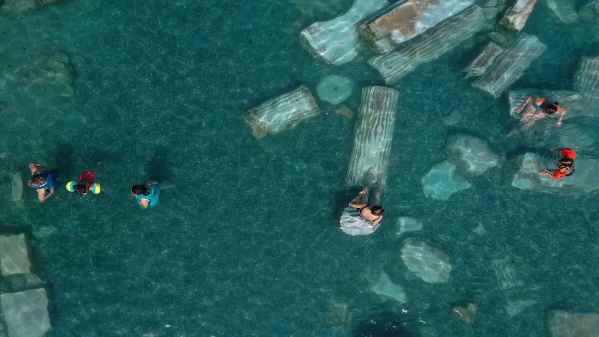 Pamukkale'deki antik termal havuzda bayram yoğunluğu - 2033