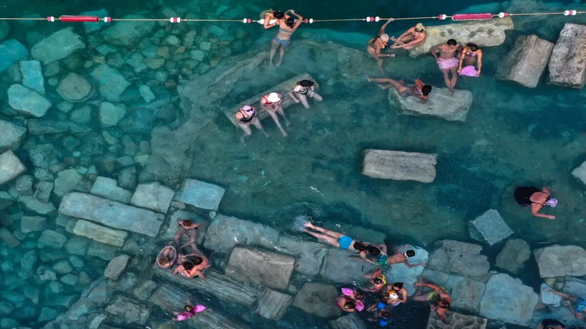 Pamukkale&#039;deki antik termal havuzda bayram yoğunluğu