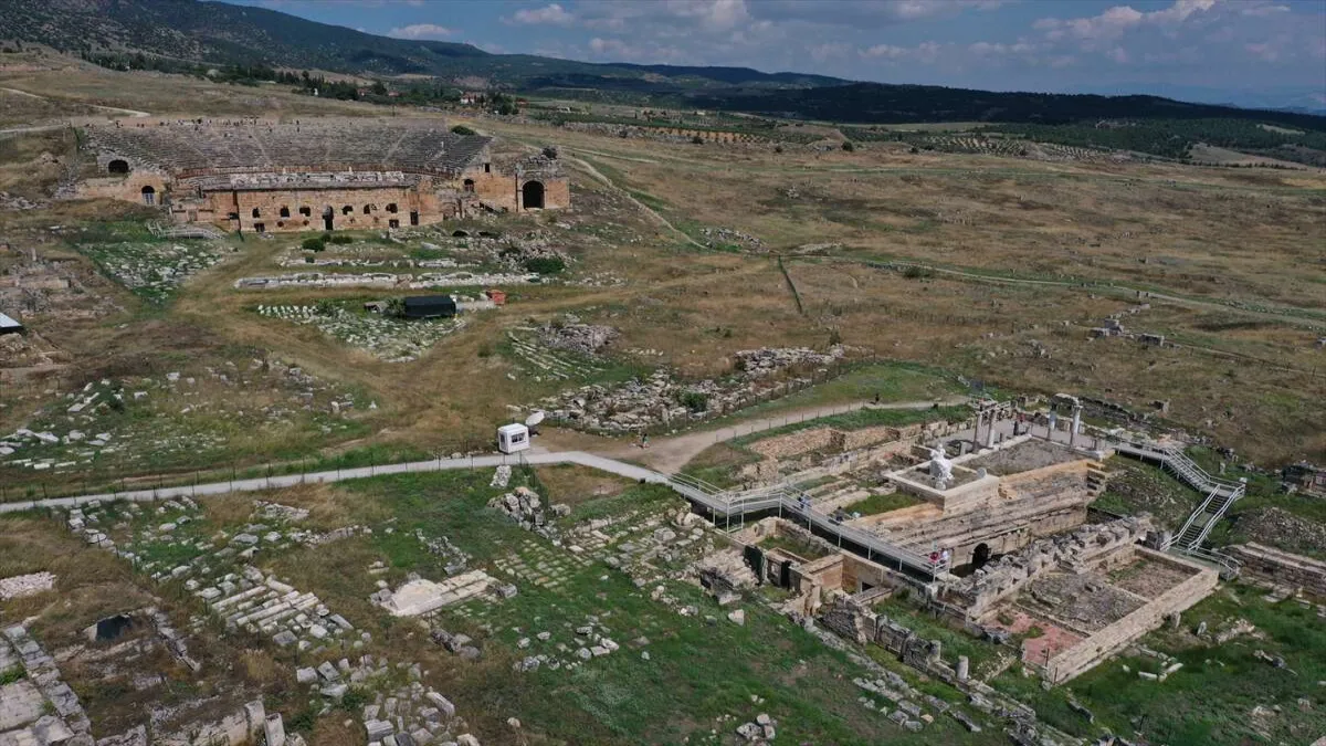 Pamukkale'deki antik termal havuzda bayram yoğunluğu - 943